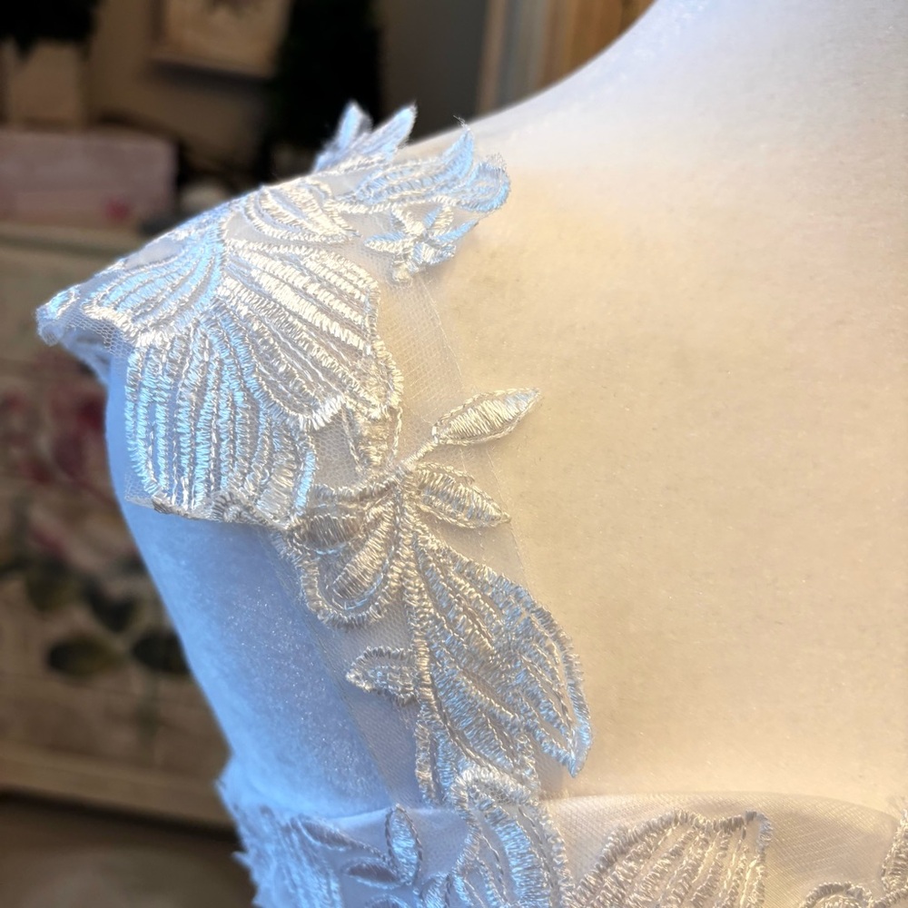 NEW White Wedding Dress, Wedding Dress with Train, Dress with Appliqués, Size LG - Picture 4 of 15